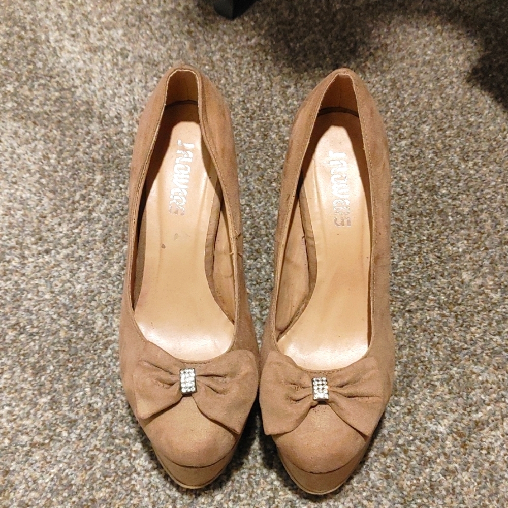 Nude Pumps